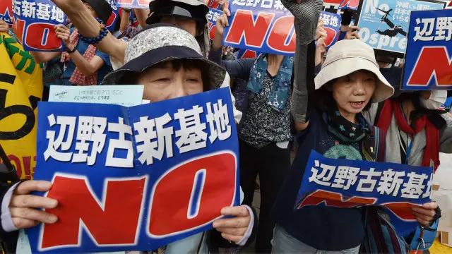 Warga Okinawa menentang pembangunan pangkalan militer AS.