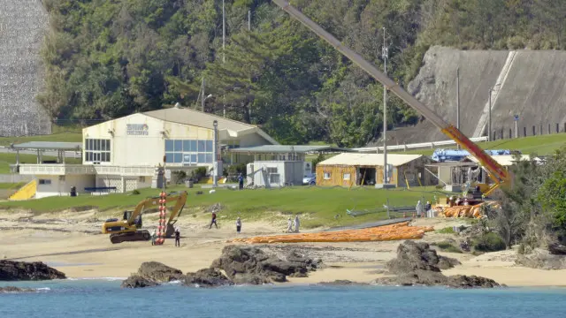 Pemerintah Jepang membangun pangkalan militer AS di Okinawa.