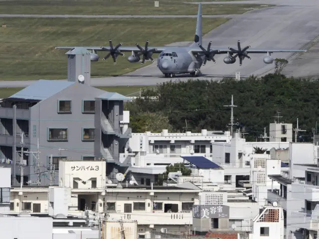 位于拥挤城市的普天间航空基地长期以来一直受到当地民众反对，被认为对当地居民造成了危险。