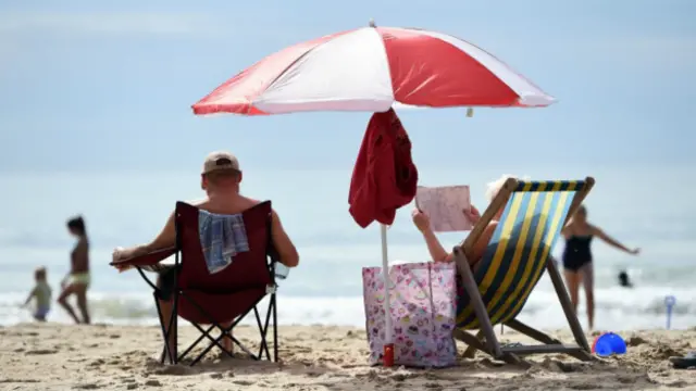 Люди загорают