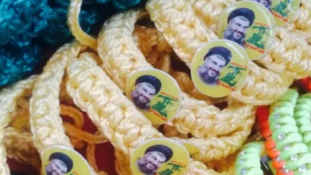 تظهر على هذه الأساور صورة الأمين العام لحزب الله اللبناني حسن نصر الله الرئيسي للأسد والمعروضة للبيع في دمشق القديمة