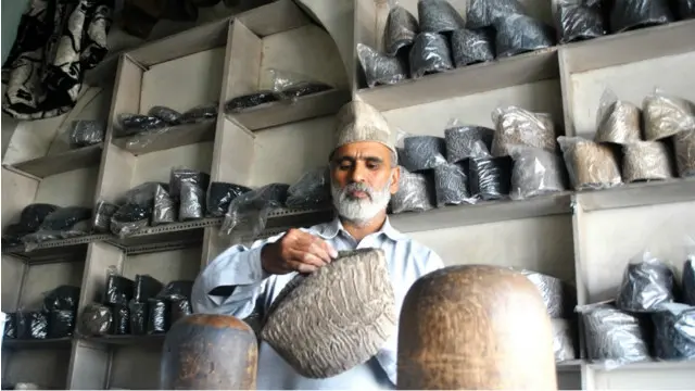 د نورو کلتورونو راتلل، د قره قل ګرانه بیه، او پر تولید یې د چاپېریال ساتونکو او ژویو پالونکو نیوکې ددې لامل شوي،چې د قره قل سوداګري او پلور کم شي.