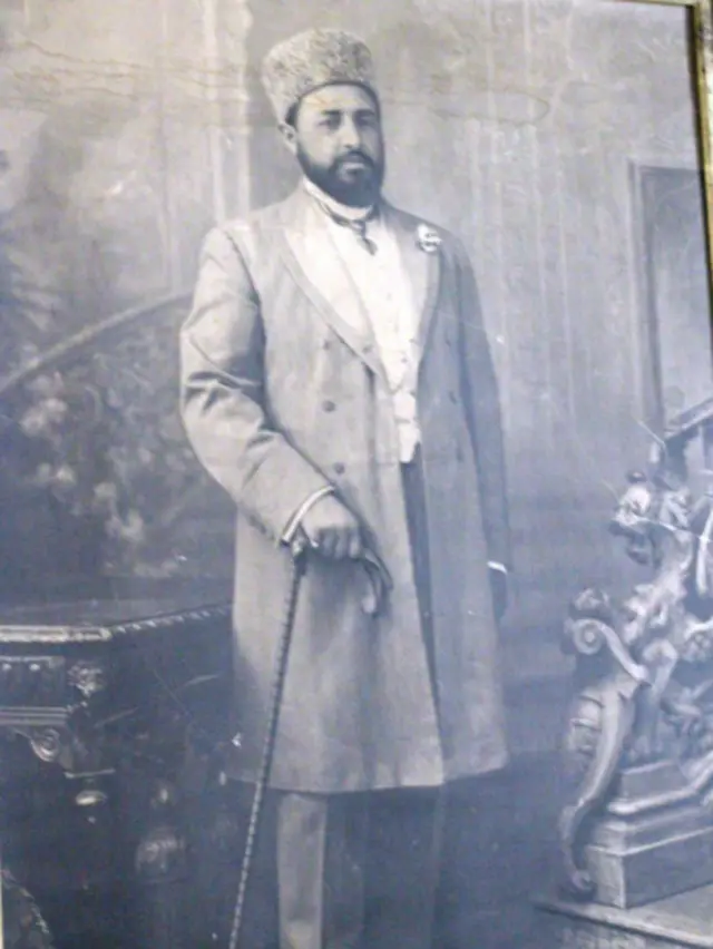 ښکاري چې په افغانستان کې د قره قل خولیو پر سر کولو دود د امیر حبیب الله خان تر واکمنۍ پورې رسېږي