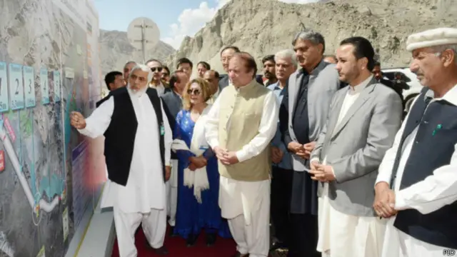 نیشنل ہائی وے اتھارٹی کے حکام نے وزیراعظم نواز شریف کو عطا آباد سرنگ کے منصوبے سے متعلق بریفنگ دی 