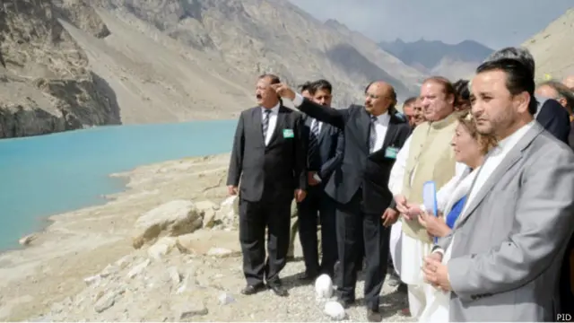 عطا آباد جھیل پر شاہراہ قراقرم کی بحالی کے اس منصوبے کو 3 سال 2 ماہ کے عرصے میں مکمل کیاگیا ہے