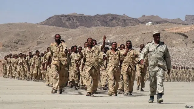 قوات موالية للرئيس اليمني المعترف به دوليا خلال تدريباتها شرق محافظة مأرب. وتشن قوات التحالف عملية برية ضد الحوثيين في المحافظة الواقعة شرق العاصمة صنعاء.