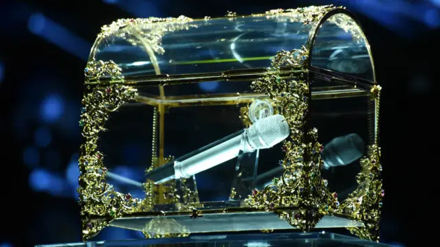 江蕙在演唱会最后把麦克风放进盒中上锁。