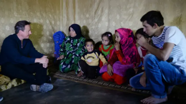 برطانوی وزیراعظم ڈیوڈ کیمرون شام کے پناہ گزینوں کے ایک کیمپ میں مہاجرین کے ساتھ