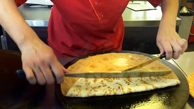 Девушка готовит блин