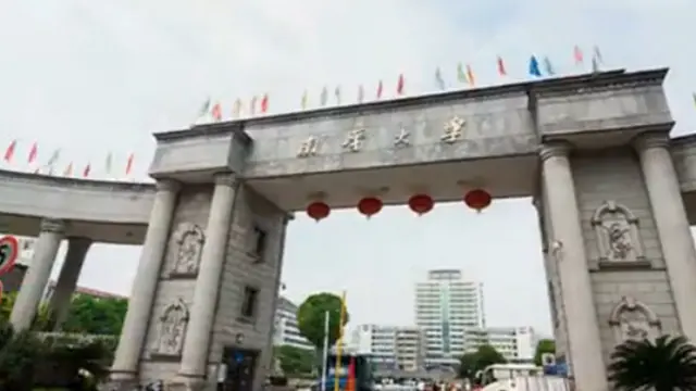 یونیورسٹی آف ساؤتھ چائنا میں سول انجینیرنگ پڑھنے والے طالب علموں کو دستیاب سات مضامین میں سے ایک لاٹری کے ذریعے دیا جا رہا ہے