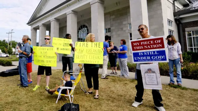 Протестующие в поддержку Ким Дэвис
