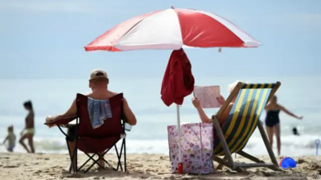 Загорающие на пляже