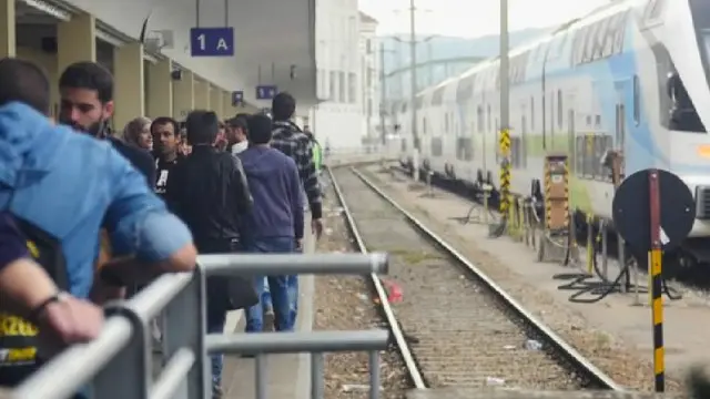 مهاجرون في فيننا يرغبون في الذهاب غربا وتوقفوا بسبب فرض ألمانيا رقابة حدودية.