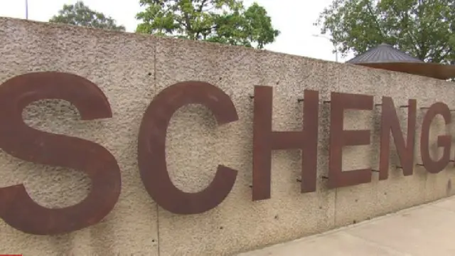 تعتبر إجراءات الرقابة الحدودية الجديدة تحديا لاتفاقية شينغين للاتحاد الأوروبي بشأن حرية الحركة.