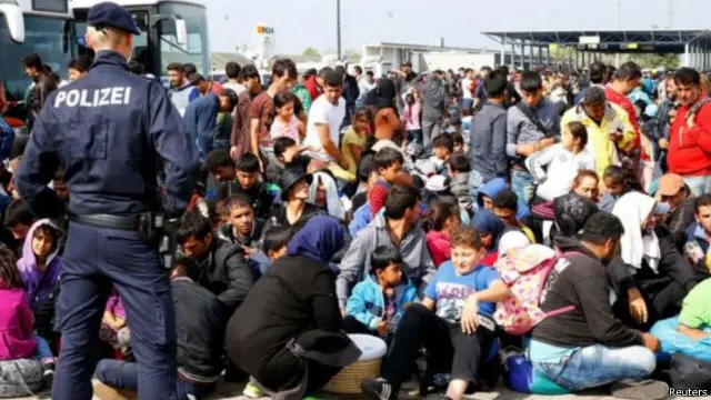 الآلاف من المهاجرين يعبرون من المجر إلى النمسا يوما.