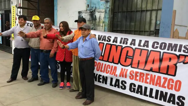 Activistas del grupo de Facebook "Chapa tu choro Perú" hablan con la prensa. 
