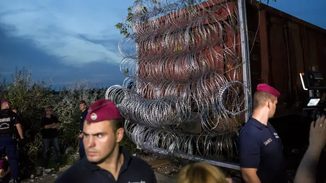 ہنگری نے ٹرین کے ایک ڈبے کی مدد سے اس کراسنگ کو بند کر دیا جسے تارکین وطن استعمال کرتے تھے