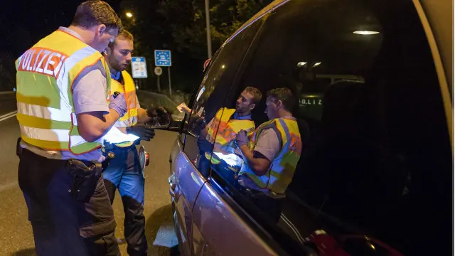 Polisi mulai memeriksa mereka yang melintasi perbatasan Jerman-Austria