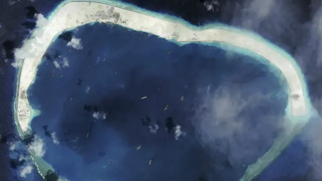 美國智庫專家引述最新衛星照片說，中國正在南中國海爭議島礁興建第三條飛機跑道。