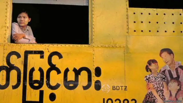 ۲۰۰۰ کال کې د رنګون مرکزي ریل تم ځای دغه انځور اخیستل شوی دی