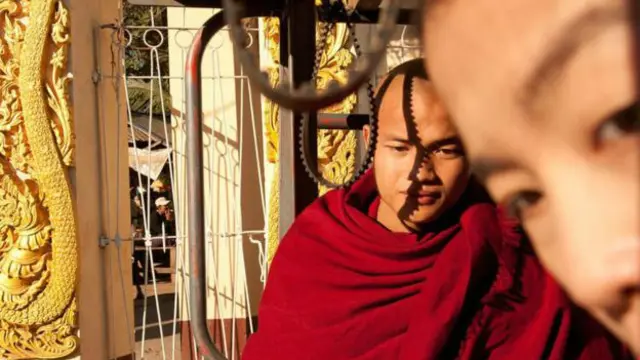 د هیپان یوې لارۍ کې د سفر کونکو بودايي راهیبانو دغه انځور ۲۰۱۲ کال کې اخیستل شوی