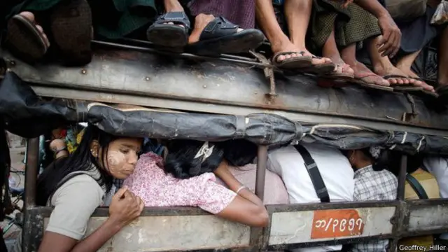 دالا کې له مساپرو ډکه لارۍ، دغه انځور ۲۰۱۱ کال کې اخیستل شوی