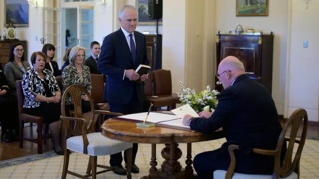 Malcolm Turnbull (berdiri) diambil sumpahnya sebagai PM AUstralia yang baru oleh Gubernur Jenderal Australia, Sir Peter Cosgrove