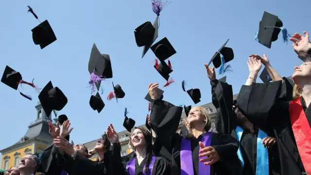 Hai đứa con cùng vào học đại học nghĩa là chi phí sẽ gấp đôi. Bí quyết để dành dụm được tiền để cho cả hai có thể học là gì?