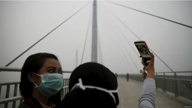 کھلے میں زیادہ دیر رہنا صحت کے لیے مضر ہو سکتا ہے تاہم بعض سیلفی کے شوقین منچلے ایسے میں باز نہیں آ رہے۔