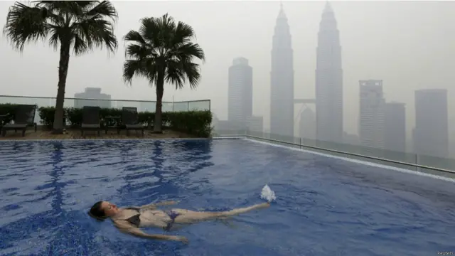 سنگاپور میں لوگوں کو کھلے میں زیادہ محنت کے کام سے باز رہنے کے لیے کہا گيا ہے۔