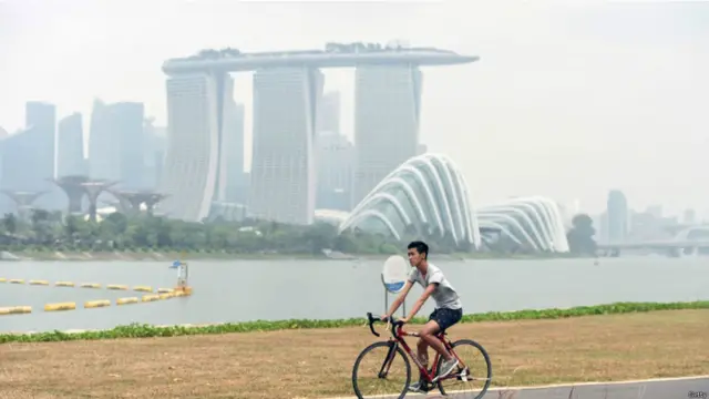 یہاں ایک سائیکل سوار کے پس منظر میں دھندلا منظر بہت کچھ بتا رہا ہے۔