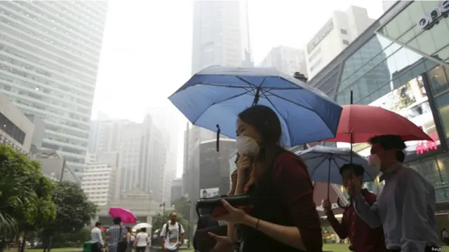 سنگاپور میں لوگوں کو کام پر جانے میں دقت کا سامنا ہے۔