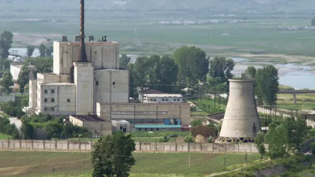 朝鲜核工厂冷却塔（资料图）