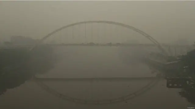 انڈونیشیا میں سماترا اور بورنیو جزائر کے جنگلات میں یہ آگ تقریباً ہر سال لگتی ہے جس سے اس قسم کی صورت حال پیدا ہو جاتی ہے۔