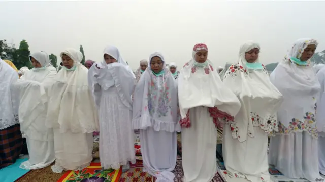 خیال رہے کہ ریو صوبے میں دھویں کی کہر کی وجہ سے ہنگامی حالات کا اعلان کر دیا گیا ہے جبکہ انڈونیشیا کے ایک شہر میں خواتین کو نماز میں مشغول دیکھا جا سکتا ہے۔