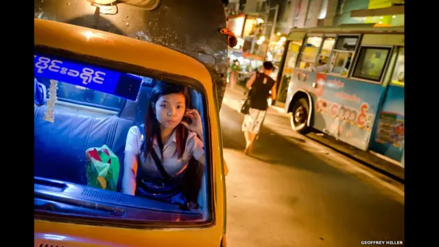 Taksi di Yangon, 2001