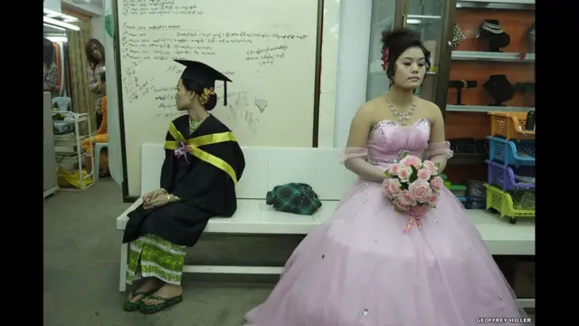 Lulusan dan alon pengantin di salon di Meiktila, 2013