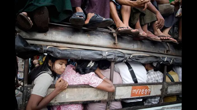 Penumpang truk di Dalah, 2011