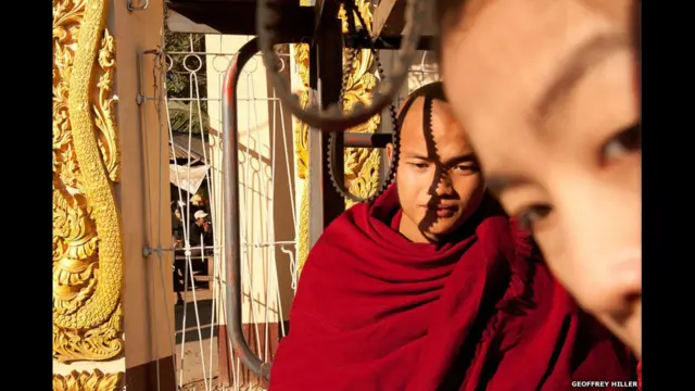 Biksu di mobil 'pick-up' di Hpa-an, 2012