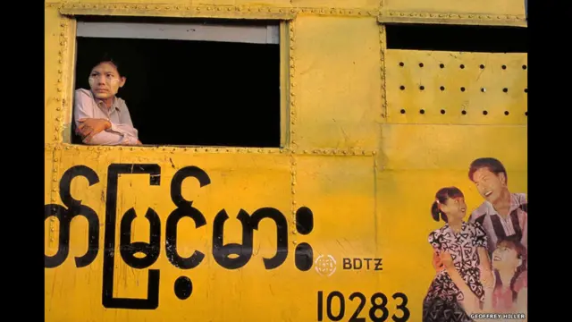 Stasiun Kereta Pusat di Yangon, 2000