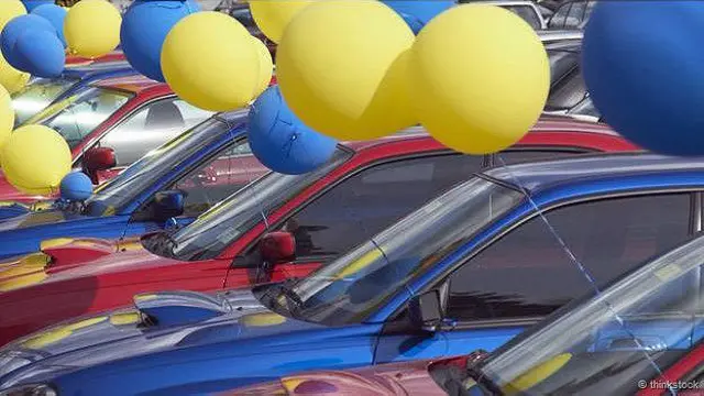 Коли ціна на один товар у низці схожих завищена, інші товари здаються вдалою пропозицією 