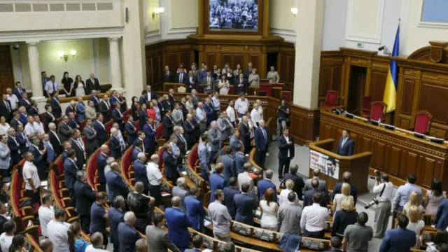 Проголосует ли парламент за выборы в неподконтрольных районах Донбасса - один из главных вопросов после переговоров в Париже