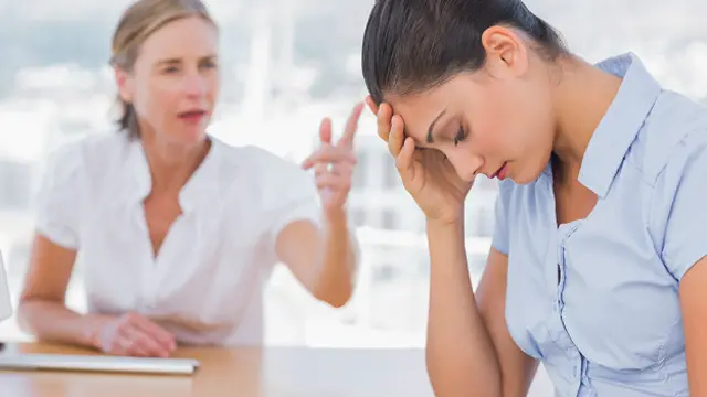 Начальница делает выговор подчиненной