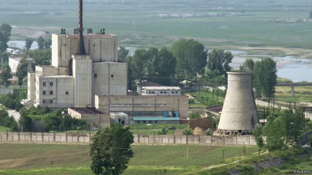 Tháp làm mát của cơ sở hạt nhân Yongbyon (góc phải ảnh)
