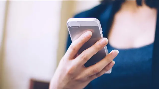 Смартфон в руке