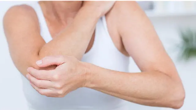 Мужчина держится за ушибленный локоть