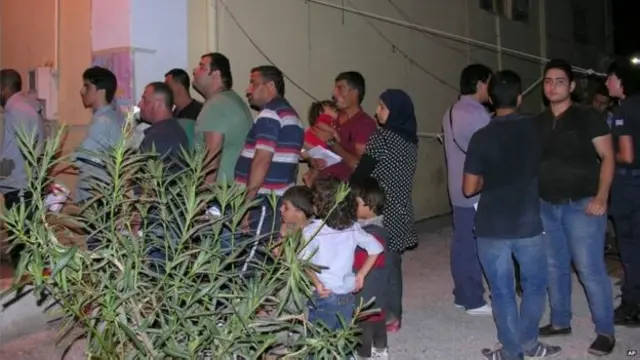 لیروس میں یونانی حکام نے پناہ گزینوں کی رجسٹریشن کے بعد انھیں پناہ فراہم کی ہے