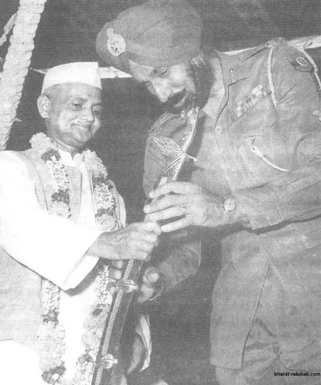 तत्कालीन प्रधानमंत्री लाल बहादुर शास्त्री, जनरल हरबख़्श सिंह को तलवार भेंट करते हुए. 