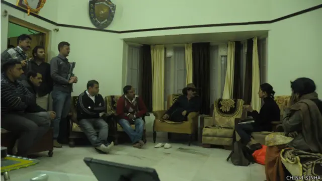 एके-47 से लैस सुरक्षा कर्मी के बीच अनंत सिंह