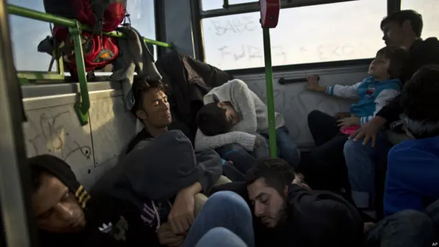 Мігранти йдуть через Європу